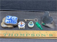 Trinkets, key, pottery, paperweight
