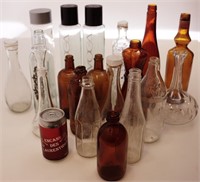 Lot de bouteilles, certaines vintages, dont Javex,
