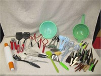 Plastic Kitchen Items & Assorted Knives
