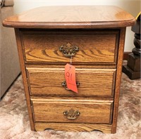 Oak end table 20" w x 25 1/2" d x 21 1/2" t