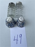 2 pair of salt and pepper shakers