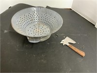 METAL COLANDER AND CLEVER