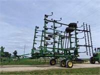 John Deere 2210 Field Cultivator, 32' Wide,