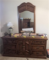 Dresser w/ matching detached mirror. 6 drawers,