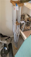 Lot of four crutches
