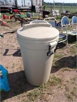 Rubber Maid Garbage Can On Wheels w/Cover