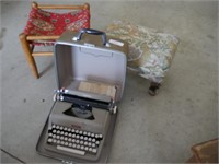 Typewriter & 2 ottomans