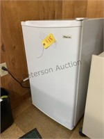Magic chef Refrigerator  33 in H x 19 in W