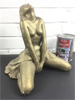 Statuette "sensuelle" en plâtre peint or