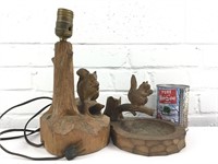 Lampe sculptée en bois avec accent écureuil