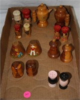 FLAT BOX OF VTG WOODEN S/P SHAKERS
