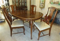 DINING ROOM TABLE W/ 2 LEAVES AND 4 CHAIRS