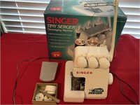 SERGER SEWING MACHINE, GREAT COSMETIC & WORKING