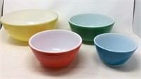 Set of Pyrex mixing bowls