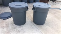 2 Brute 35 gallon trash cans with snap on lids