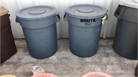 2 brute 35 gallon trash cans with lids