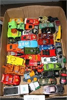 FLAT BOX OF MATCHBOX/HOTWHEEL STYLE CARS