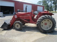 574 IH TRACTOR W/ BUCKET