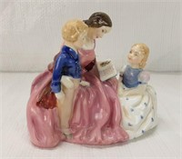 ROYAL DOULTON  "BED TIME STORY" HN2059 - GOOD