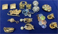898 - MIXED LOT COSTUME JEWELRY EARRINGS & PINS
