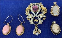 898 - MIXED LOT OF COSTUME JEWELRY