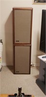 2 vintage Advent speakers exc physical cond