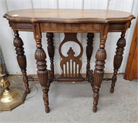Fancy wooden table 34x22x28