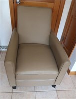 Leather Recliner Chair-27x33x36"(sm mark on arm)