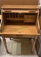Nice small roll top desk with one drawer in the