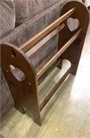 Pinewood quilt rack with five crossbars w/cut out