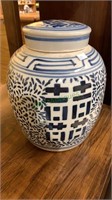 Blue & white Chinese porcelain ginger jar with a