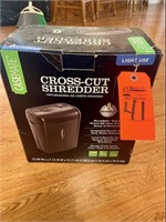 Cross cut paper shredder