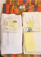 4 Pillow Cases & twin size bedspread