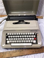 Underwood 319 Manual Typewriter