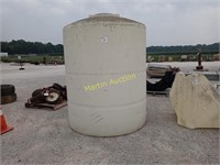 1000 gallon up right poly water tank