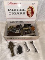 (ST) Cigarbox of vintage treasures