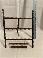 B) Vintage Wood easel/picture stand
