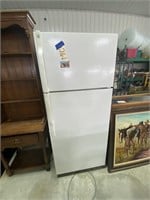 GE Refrigerator w/top freezer