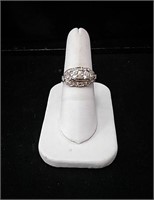 14 karat white gold ring with 22 diamonds. Ring