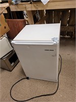 SMALL BLACK AND DECKER REFRIGERATOR