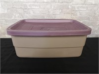 Roughneck Rubbermaid storage bin with lid.