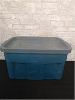 Roughneck Rubbermaid storage bin with lid.