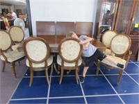 Very Nice Wood Dining Table w/ 6 Chairs & 3 Leafs