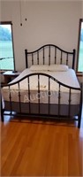 Modern decorative metal queen size bed set, comes