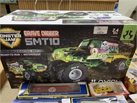 NEW AXIAL GRAVE DIGGER REMOTE CONTROL MONSTER TRU