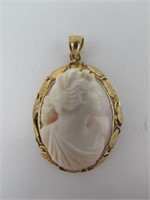 HAND CARVED CAMEO IN 14KT BEZEL PENDANT