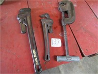 2 RIGID PIPE WRENCHES,PIPE CUTTER