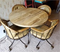 Round table with 4 chairs. 41 in wide x 29 in