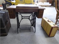 Singer sewing machine table w/ sewing machine