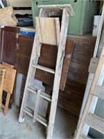 5ft Wooden Ladder with Folding Tray